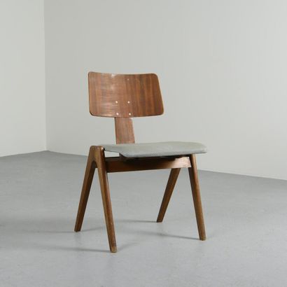 null Robin DAY (1915 - 2010)

Suite of four chairs model Hillestack with compass...