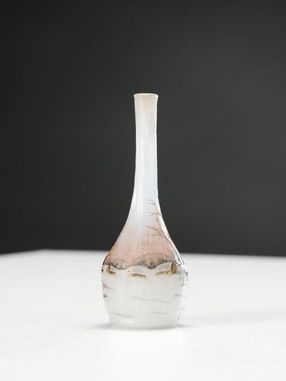 null DAUM NANCY

Miniature vase of form berluze out of doubled glass with decoration...
