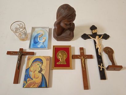 Ensemble d'objets religieux dont crucifix,...