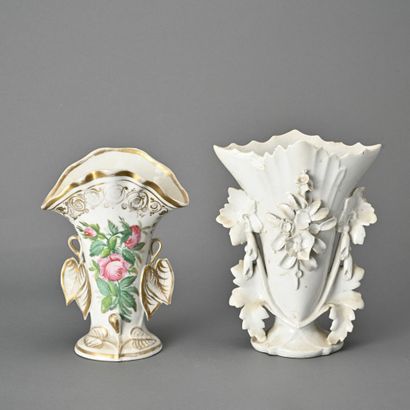 Vase en porcelaine à décor de rose et vase...