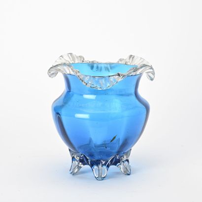 Vase en verre teinté bleu à col dentelle...