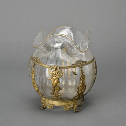 null Vase boule en verre pincé monture en laiton 
Epoque Napoléon III
(fente)
H :...