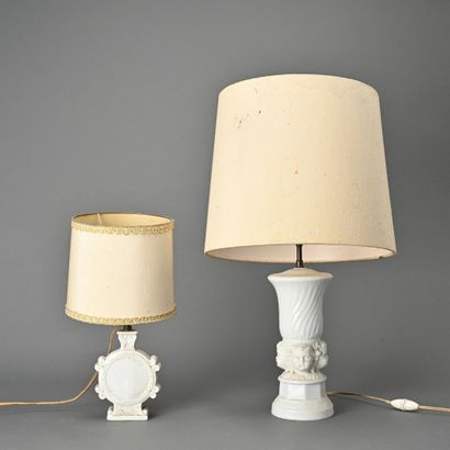 Deux lampes en porcelaine dont une à décor...