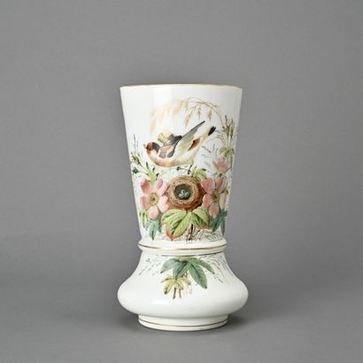 Vase en opaline peinte 
19ème siècle
H :...