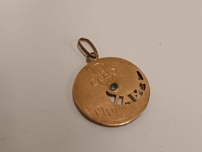 null Médaille en or jaune ajouré gravée Mai 1919,
On joint un pendentif "F" avec...