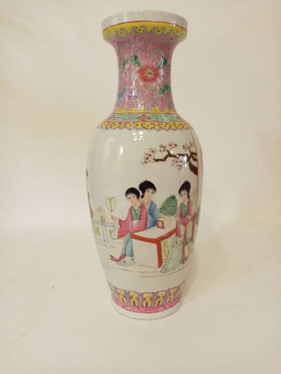 CHINE 
Vase chinois en porcelaine 
Marque...