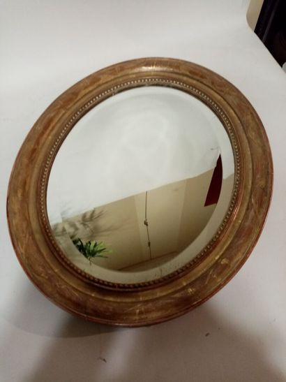 Miroir ovale en bois et stuc doré 
64 x 54...