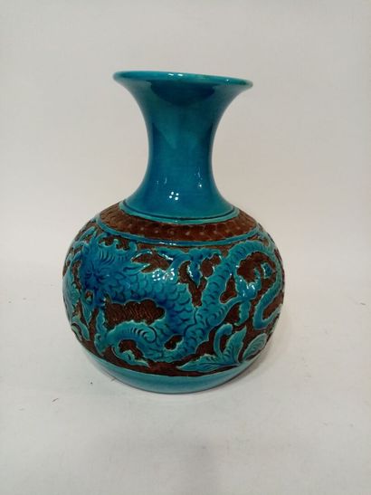 CHINE 
Vase en céramique à fond bleu craquelé...