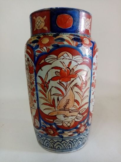 IMARI 
Vase en porcelaine 
H. 25,5 cm