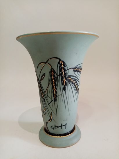 THARAUD à Limoges 
Vase en porcelaine à décor...