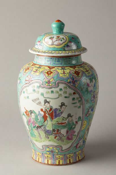 Chine XXe siècle, 
Potiche couverte en porcelaine...