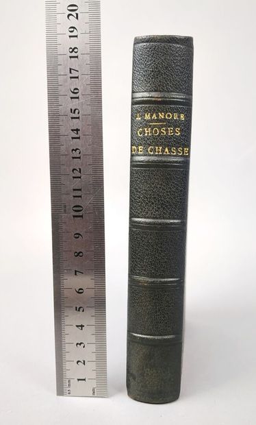 null MANORE (Jean). Choses de chasse. Paris, Nourry, 1904. Un volume in-12, demi-chagrin...