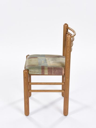 null TRAVAIL 1960
Suite de trois chaises en chêne massif et garniture en tissu chamaré
Tissu...