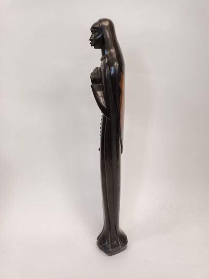 null Vierge en bois exotique sculptée dans la masse,
H : 78 cm