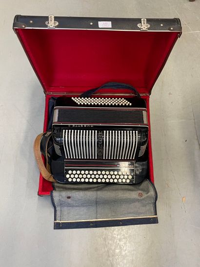 null HOHNER, accordéon chromatique Musette II
(bon état avec etui de forme)