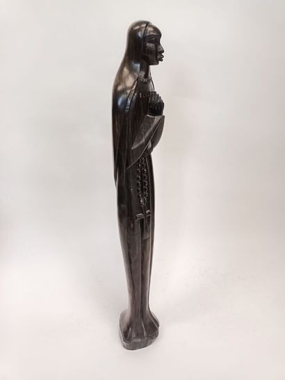 null Vierge en bois exotique sculptée dans la masse,
H : 78 cm