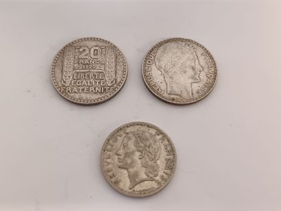 null Deux pièces de 20 francs Turin en argent 1929, 1933,
On joint une pièce de 5...