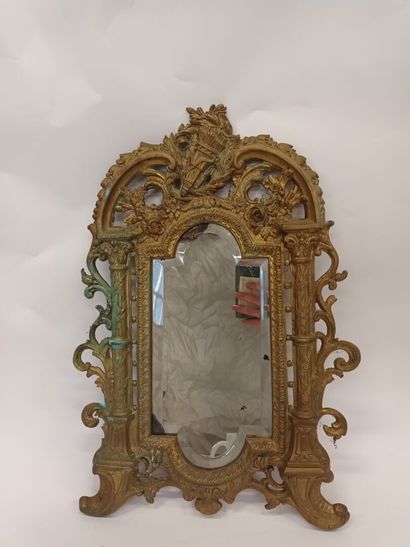 null Miroir bizeauté en bronze finement ciselé et ajouré,
époque Napoléon III,
56...