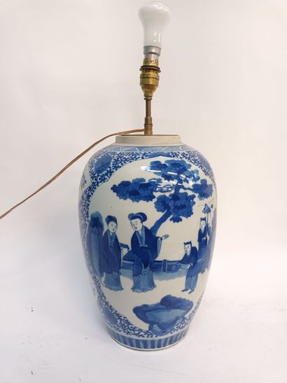 null CHINE, Vase monté en lampe à décor de cour, figurant des concubines et jeunes...