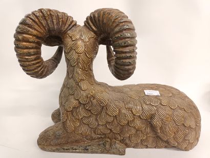 null Mouflon sujet en bois sculpté polychrome. 
(restauration à une oreille)
H :...
