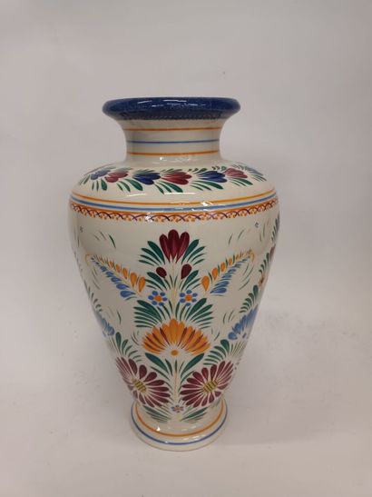 null HENRIOT QUIMPER, 
Vase en faïence polychrome 
Signé 
H : 41 cm