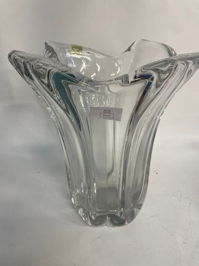 null DAUM, vase de forme libre en cristal
H : 32 cm