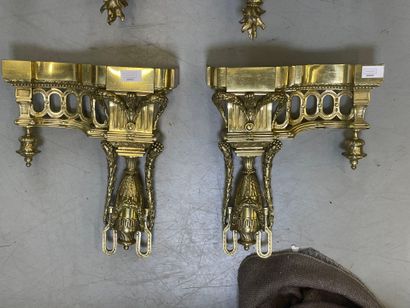 null Chenets en bronze de style Louis XVI à décor de pot à feu et de mufles de lion
H...