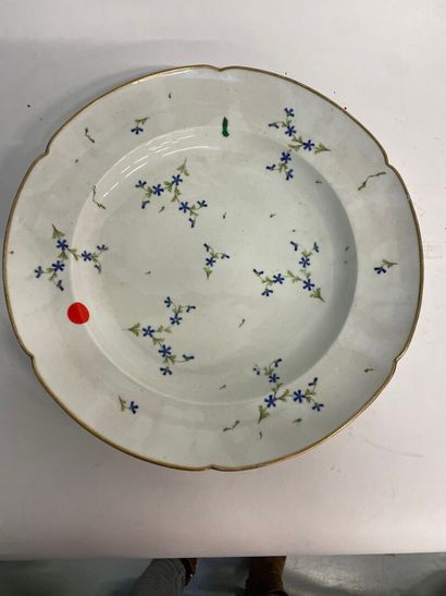 null Plat en porcelaine à décor de Barbeaux
D : 34.5 cm