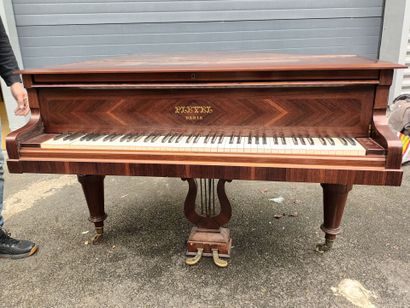 null PLEYEL à Paris, 
Piano quart de queue à 85 touches, en bois marqueté, 
numéroté...