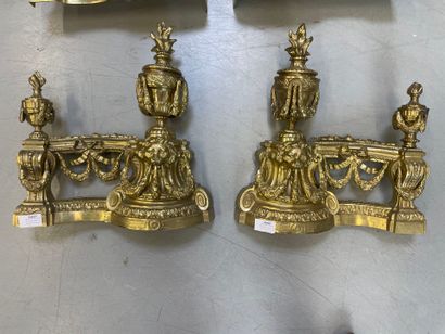 null Chenets en bronze de style Louis XVI à décor de pot à feu et de mufles de lion
H...