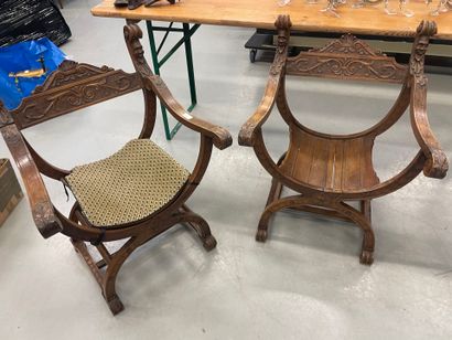 null Paire de fauteuils de forme curule de style Renaissance en bois sculpté à décor...