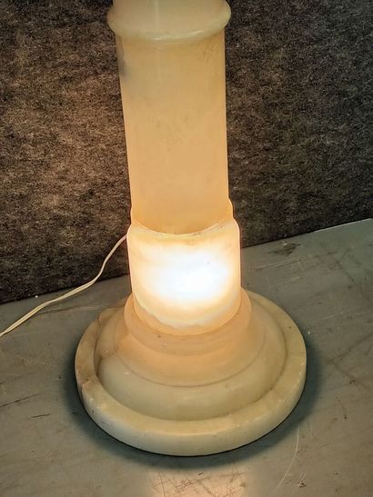 null Colonne en albâtre formant lampe,
H : 79 cm