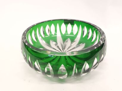 null Manufacture de ST-LOUIS, coupe en cristal taillé et coloré (vert),
H : 9 cm
Diam...