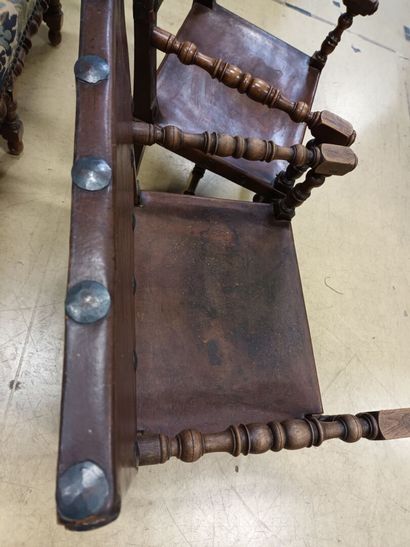 null Paire de fauteuils de style Louis XIII en bois tourné et cuir