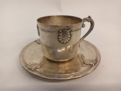 null Tasse et sous tasse en métal argenté à décor de coquille St-Jacques