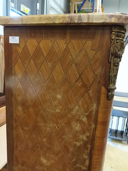 null Chiffonier de style Louis XVI, en bois de placage marqueté,
145 x 75 x 49 cm
(usures...