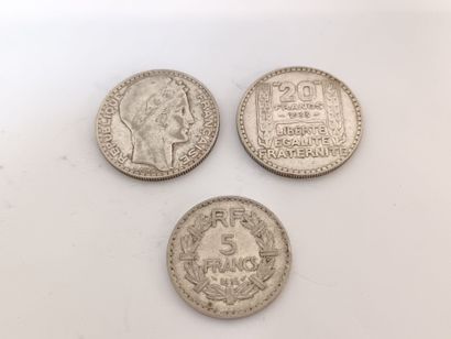 null Deux pièces de 20 francs Turin en argent 1929, 1933,
On joint une pièce de 5...
