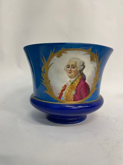 null Cache pot porcelaine émaillé d'un portrait de Louis XVI en réserve dans un fond...