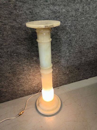 null Colonne en albâtre formant lampe,
H : 79 cm