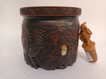 null Japon pot en bois sculpté,
H : 11.5 cm,
Joint bouchon en buis sculpté représentant...