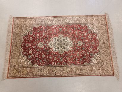 null Tapis d'Orient en soie, XXe,
147 x 92 cm