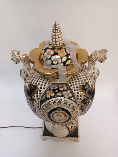 null Lampe en forme de vase ajouré en porcelaine peinte et dorée, prises en forme...