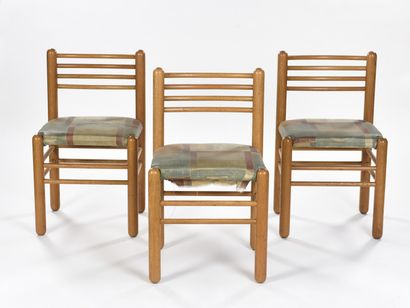 null TRAVAIL 1960
Suite de trois chaises en chêne massif et garniture en tissu chamaré
Tissu...