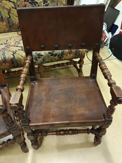 null Paire de fauteuils de style Louis XIII en bois tourné et cuir