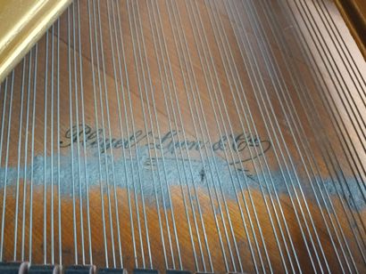 null PLEYEL à Paris, 
Piano quart de queue à 85 touches, en bois marqueté, 
numéroté...