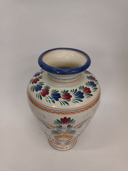 null HENRIOT QUIMPER, 
Vase en faïence polychrome 
Signé 
H : 41 cm