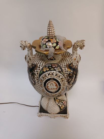 null Lampe en forme de vase ajouré en porcelaine peinte et dorée, prises en forme...