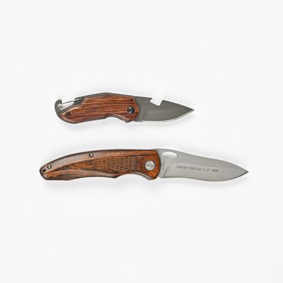 null Deux couteaux pliants de type liner-lock de collection. Plaquettes en bois exotique

Un...