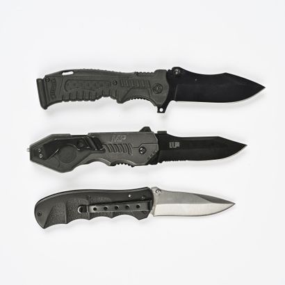 null Lot de trois couteaux pliants de marque d'inspiration militaria police :

Couteau...