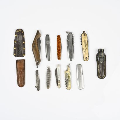 null Un ensemble de 10 couteaux pliants anciens dont trois couteaux de poche en aciers,...